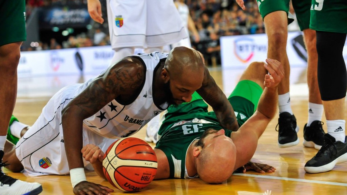 Cea mai titrată echipă din istoria baschetului european a fost în România. Panathinaikos a avut milă de U-BT Cluj la prezentarea lotului echipei lui Mihai Silvășan