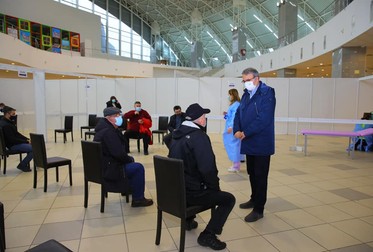 Vergil Chițac (PNL), primarul din Constanța, la un centru de vaccinare