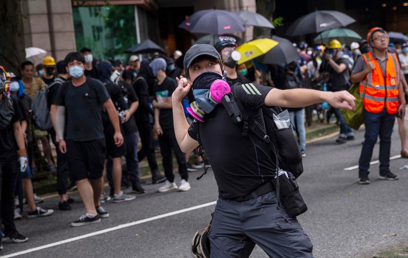 Un bărbat din Hong Kong, condamnat la aproape doi ani de închisoare pentru că a aruncat cu ouă în poliție, în timpul unui protest