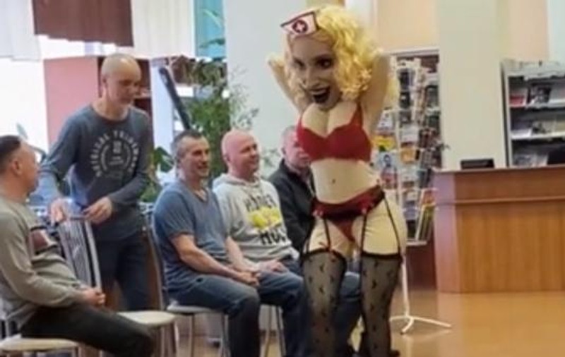 Directoarea unei biblioteci din Rusia și-a dat demisia, după ce angajații instituției au primit un număr de striptease drept „cadou” de Ziua Apărătorilor | VIDEO