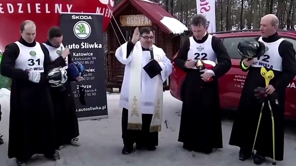Preoți pe schiuri s-au întrecut într-o competiție sportivă. Concurenți în sutană, în memoria papei Ioan Paul al II-lea