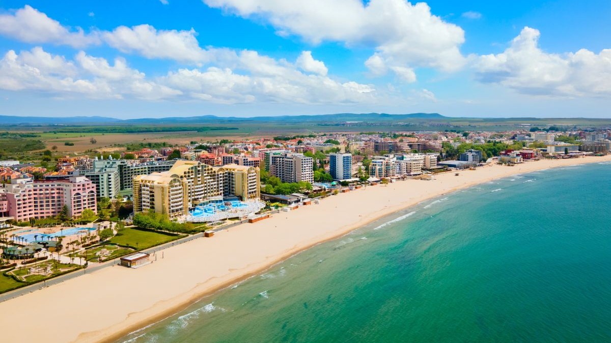 Vedere panoramică aeriană a plajei Sunny Beach, o stațiune de pe litoral lângă orașul Burgas, pe coasta Mării Negre din Bulgaria