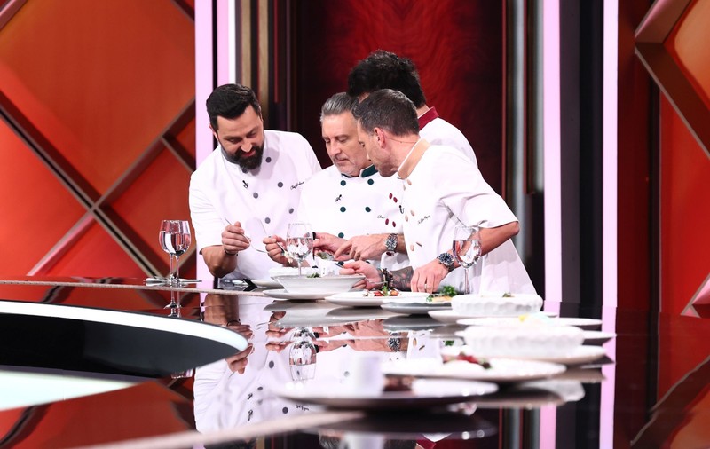 „Chefi la cuțite” 26 mai 2026. Zece semifinaliști așteaptă să afle cine va ajunge în Marea Finală din această seară