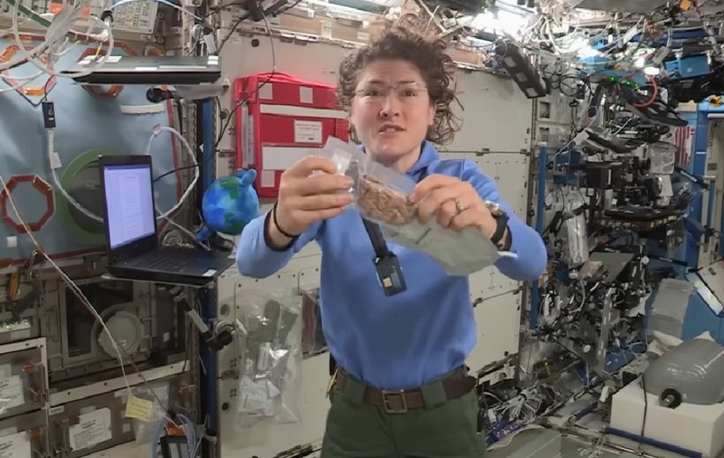 De la pungi liofilizate la „încălzitorul-servietă”: ce vor mânca astronauții Artemis 2 în timpul călătoriei de 10 zile în jurul Lunii