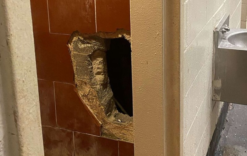 Un deținut din SUA a săpat un tunel până în celula vecină ca să înjunghie un alt condamnat