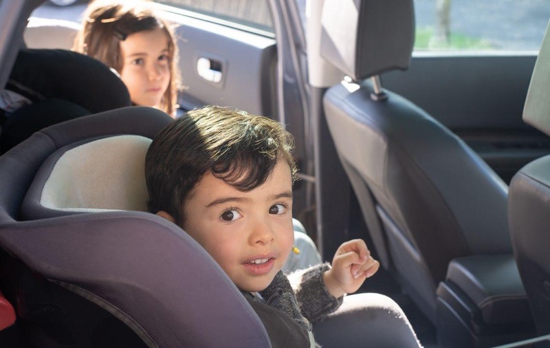 Scaun auto rotativ vs fix - care e mai practic zilnic? Trei modele pentru utilizare zilnică în 2026