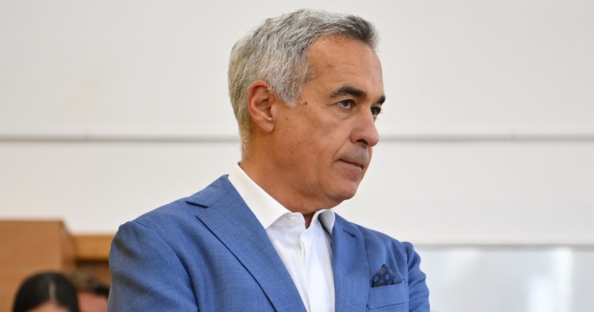 Călin Georgescu, în profil, îmbrăcat cu un sacou albastru și cămașă albă