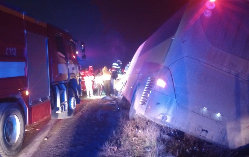Un om a murit și șapte persoane au fost rănite, după o coliziune între un autoturism și un autocar, la Bohotin, în județul Iași