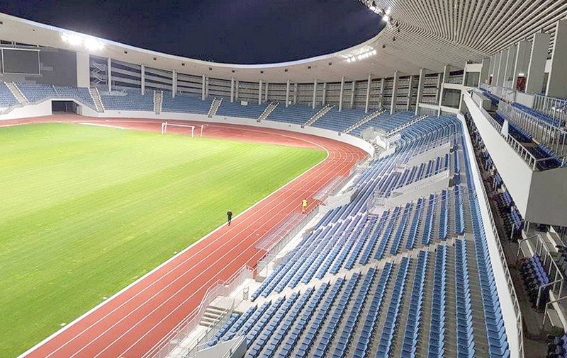 Festivitate de final de an școlar pe stadion, la Târgu Jiu, cu concert și foc de artificii. „E absurd, elevii n-au mediile încheiate”. Ce spune municipalitatea