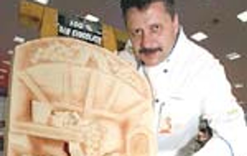 A sculptat tone de ciocolata 