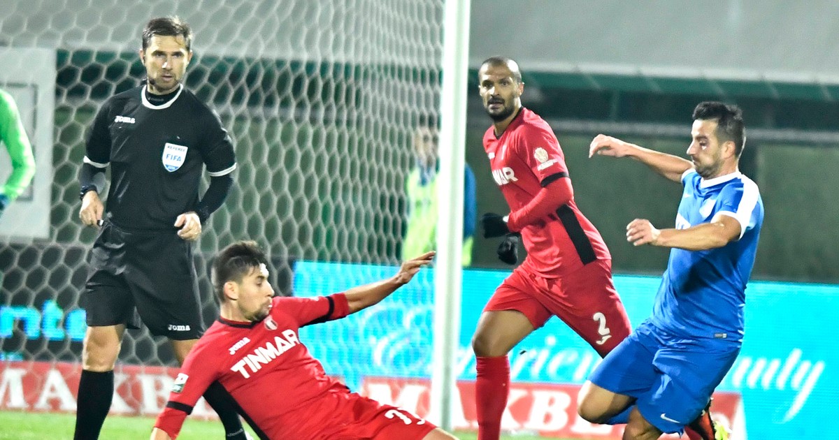 Fază dintr-un meci de fotbal disputat în ediția 2016-2017 a Ligii 1. (FOTO: HEPTA)