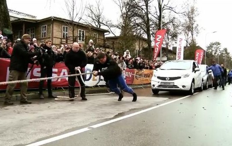 Cel mai puternic om din lume a tras 12 maşini | VIDEO