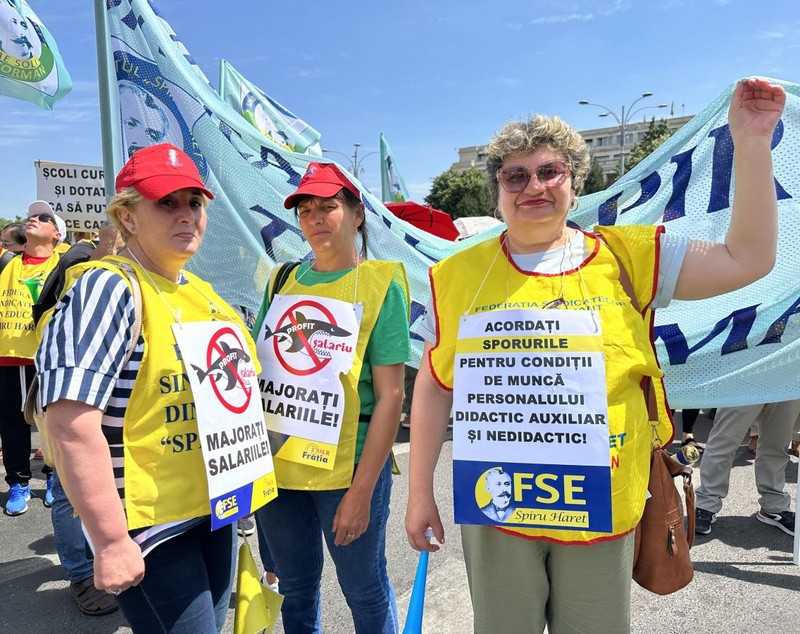 Protest al profesorilor, în a treia săptămână de grevă. Manifestanții au scandat în fața Palatului Cotroceni: „Demisia!”, „Nu cedăm!”