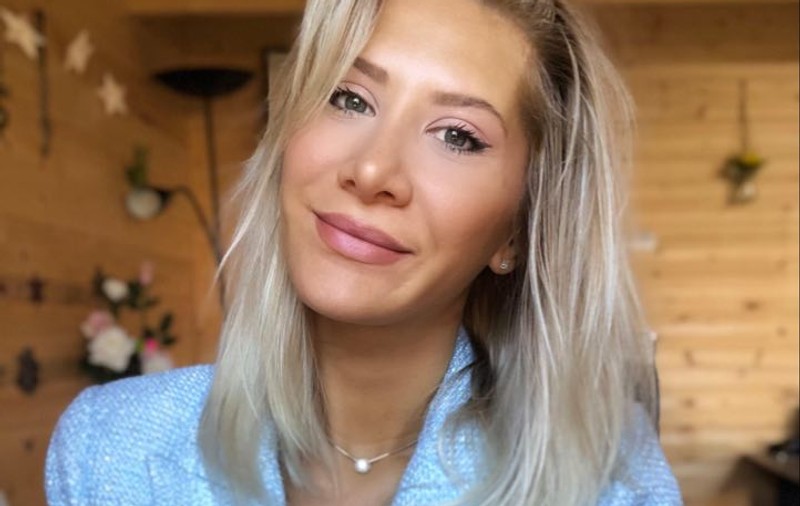 O româncă din Anglia e profesoară de pian online în pandemie. “Ca să nu fie static și plictisitor, le cer elevilor să cânte legați la ochi”
