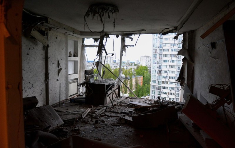 Imagini cu urmările atacului din Kiev. Autoritățile ucrainene spun că distrugerile au fost provocate de resturile dronelor doborâte
