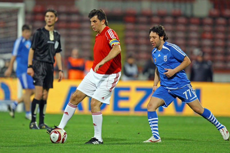 Meciul de fotbal "Old Boys" dintre Dinamo Bucuresti si Universitatea Craiova, disputat in Bucuresti, miercuri, 10 noiembrie 2010. In imagine, Ionut Lupescu si Marius Sava