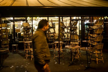 Un bărbat trece prin fața unui bar închis imediat după ce restricțiile au intrat în vigoare | Foto: EPA