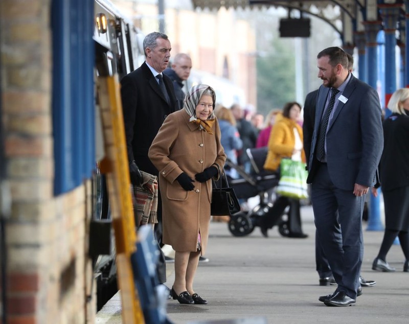 FOTO| Surpriză pentru călătorii unui tren din Marea Britanie. Au călătorit cu Regina care mergea la reședința unde va petrece Crăciunul