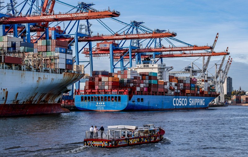 Germania aprobă controversata vânzare a unui terminal din portul Hamburg către grupul chinez Cosco