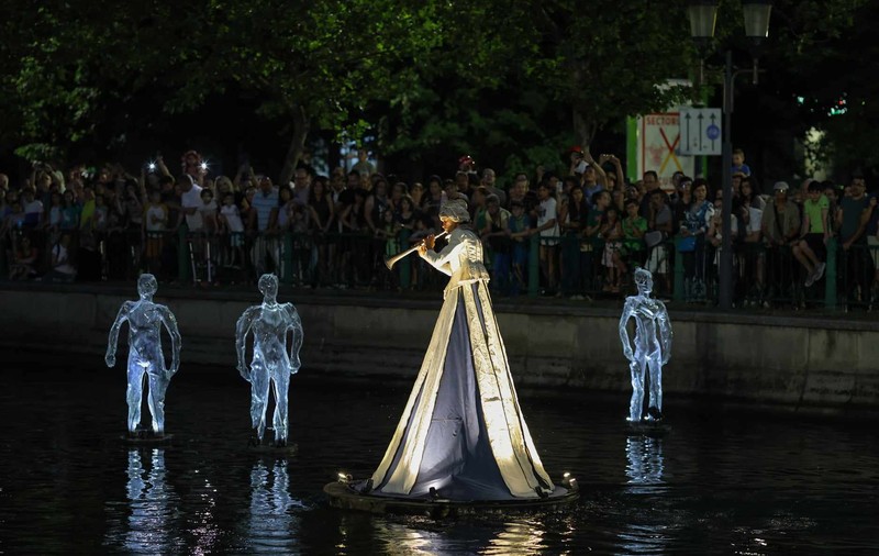 Teatru pe apă. Imagini de la spectacolul inedit desfășurat în București pe râul Dâmbovița