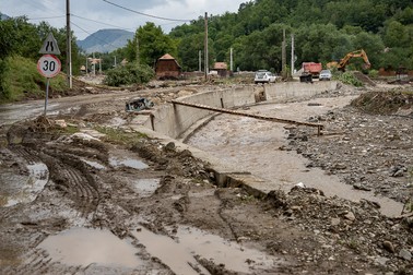 Albia râului e blocată de tone de pietriș și arbori smulși din pământ de viitură