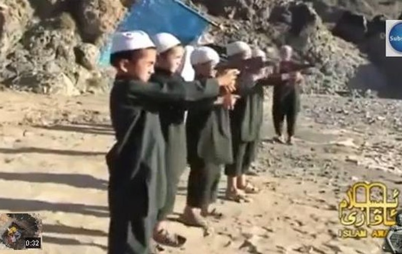 Imaginile care au scandalizat LUMEA! Uite cum sunt învăţaţi de mici copiii talibanilor să tragă cu arma! | VIDEO
