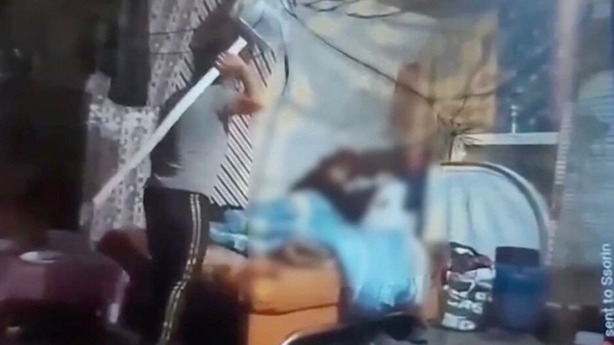 Fată cu probleme psihice, bătută de mamă Foto: captură video