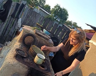 Magda a pus de mămăligă la plita unde găteşte Carmen