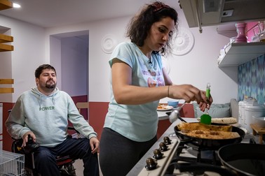 Anis nu doar filmează, ci şi testează mâncarea gătită de Ola