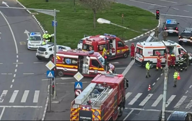 Accident grav în București: o ambulanță MApN în care se aflau militari s-a ciocnit cu un sedan pe Calea 13 Septembrie