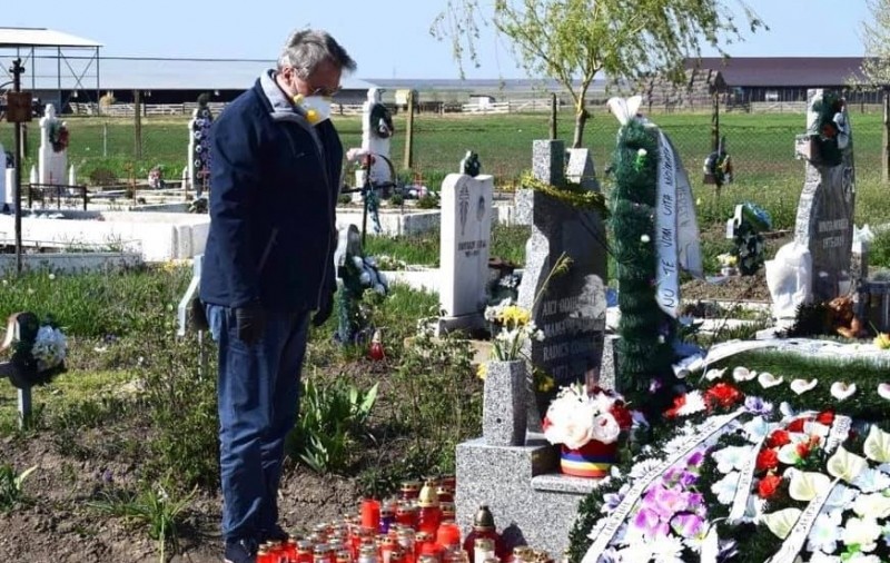 Ministrul Marcel Vela a mers la un cimitir să depună o coroană de flori. Ce spuneau autorităţile despre deplasarea la cimitir