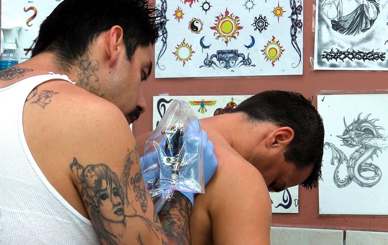 FOTO | Ce și-a tatuat pe piept și burtă un bărbat care încearcă să-și recâștige soția care l-a părăsit