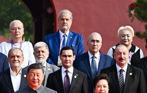 La Beijing, lângă Adrian Năstase au stat soția, Dana Năstase, și Viorica Dăncilă. Foto: Profimedia