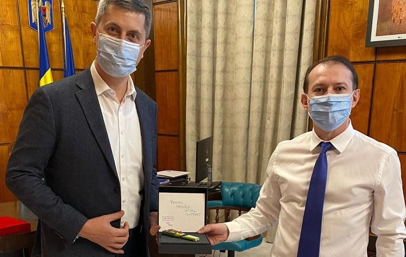 Ce cadou a primit premierul Cîțu de ziua lui, de la colegii din Guvern. Dan Barna: „Am pus mână de la mână”