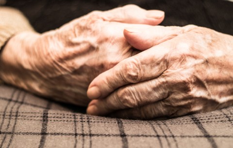 Bătrână de 88 de ani din Brăila, atacată și bătută în propria casă de trei indivizi mascați