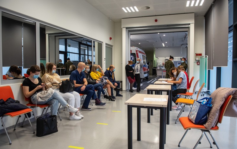 Vaccinare obligatorie în Polonia pentru anumite categorii profesionare, din martie