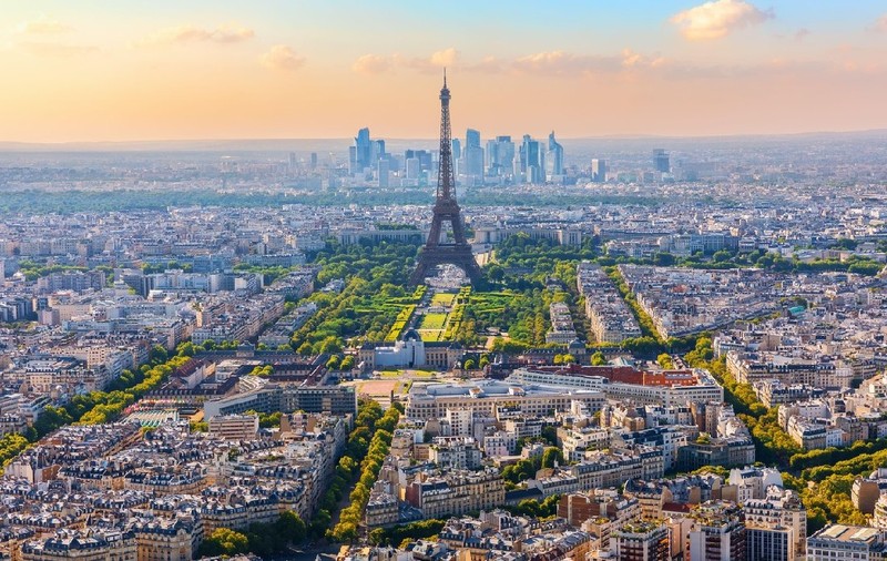 Șase din primele zece destinații de vacanță căutate la nivel global sunt în Europa: Parisul înregistrează cea mai rapidă creștere în preferințe