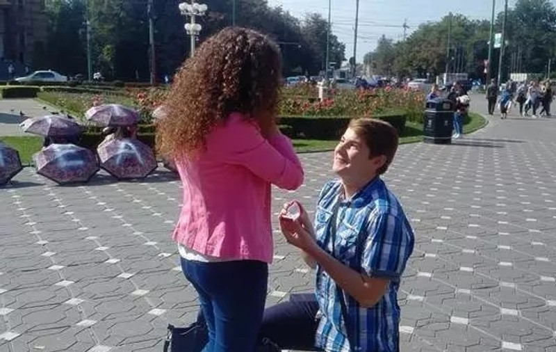 Cerere în căsătorie în fața Catedralei din Timișoara. Moment plin de emoție în centrul orașului