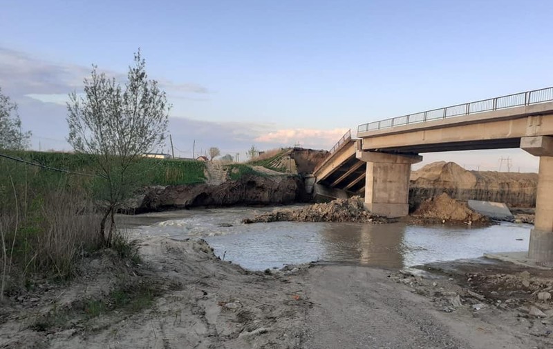 Un pod peste râul Putna, aflat în lucru, s-a prăbușit din cauza ploilor din ultimele zile