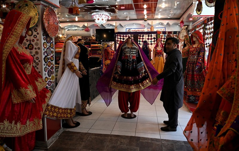 Talibanii au cerut să fie „decapitate” manechinele din magazine, ca să nu fie transformate în idoli
