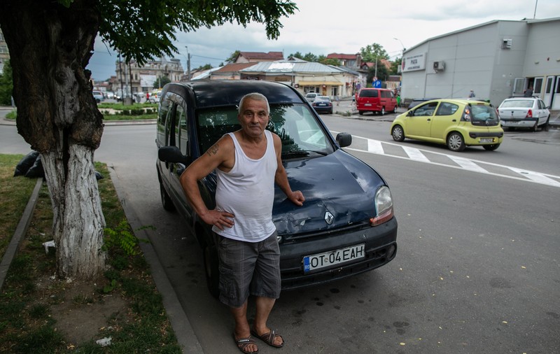 Corespondență din Caracal | Proprietarul mașinii albastre cu care a circulat Dincă e supărat. Spune că DIICOT i-a stricat afacerea cu varză!