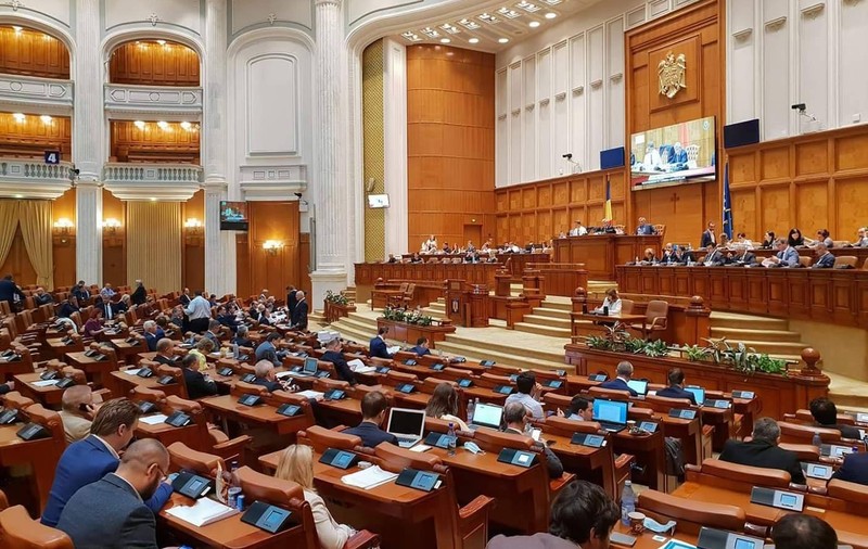 UPDATE | Scandal în Parlament, pe tema autonomiei. Deputaţii au respins proiectul UDMR privind limba maghiară în administraţia locală