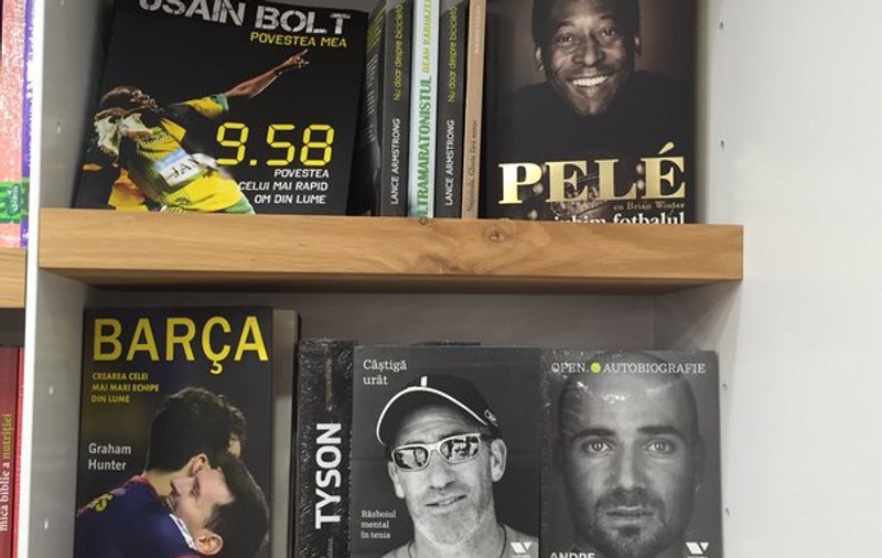 Darren Cahill își face de cap prin București. După cluburi și mall, tehnicianul Simonei Halep a trecut pragul unei librării