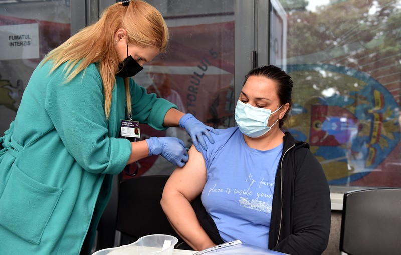 Vaccinul oferă protecție în fața unei forme severe a bolii, în fața spitalizării, spune profesorul. Foto: Agerpres