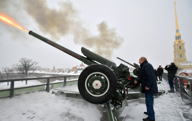 VIDEO | Momentul în care Vladimir Putin trage cu tunul, la Sankt Petersburg