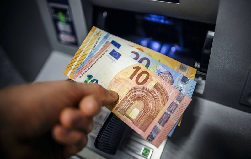 Un bărbat a băgat 3.000 de euro într-un bancomat, iar aparatul i-a confiscat pe loc: „Nimeni nu avea acces”