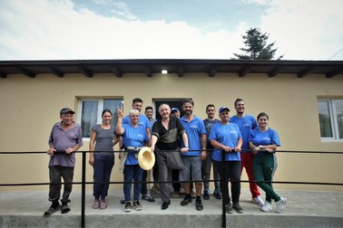 Nea Gheorghe pozează alături de echipa Marius şi prietenii
