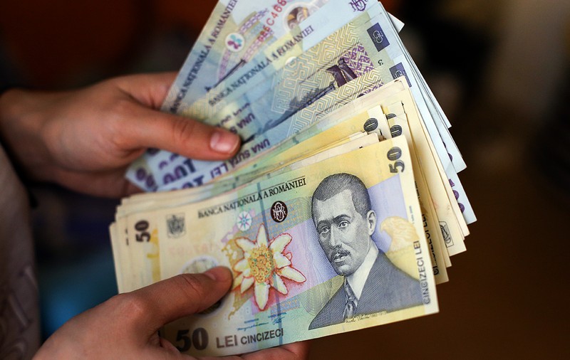 Salariul minim crește de la 1 iulie. Cu câți bani în plus vor rămâne românii în mână, ce își pot cumpăra cu ei și ce alte implicații are majorarea