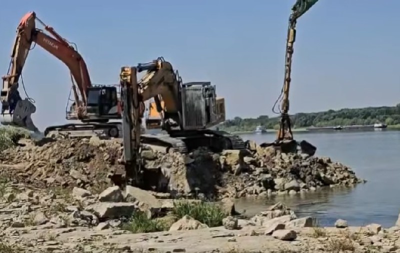 Cum se derulează operațiunea de scufundare a celor patru barje în Dunăre. În ce condiții ar putea fi amânată acțiunea