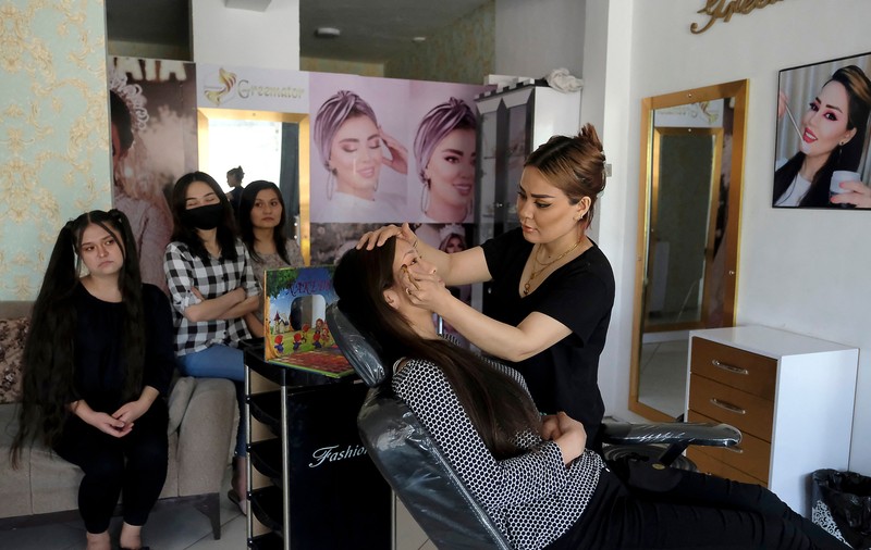 Talibanii au interzis și saloanele de înfrumusețare din Afganistan. „Oare o femeie nu are dreptul de a trăi în societate?”